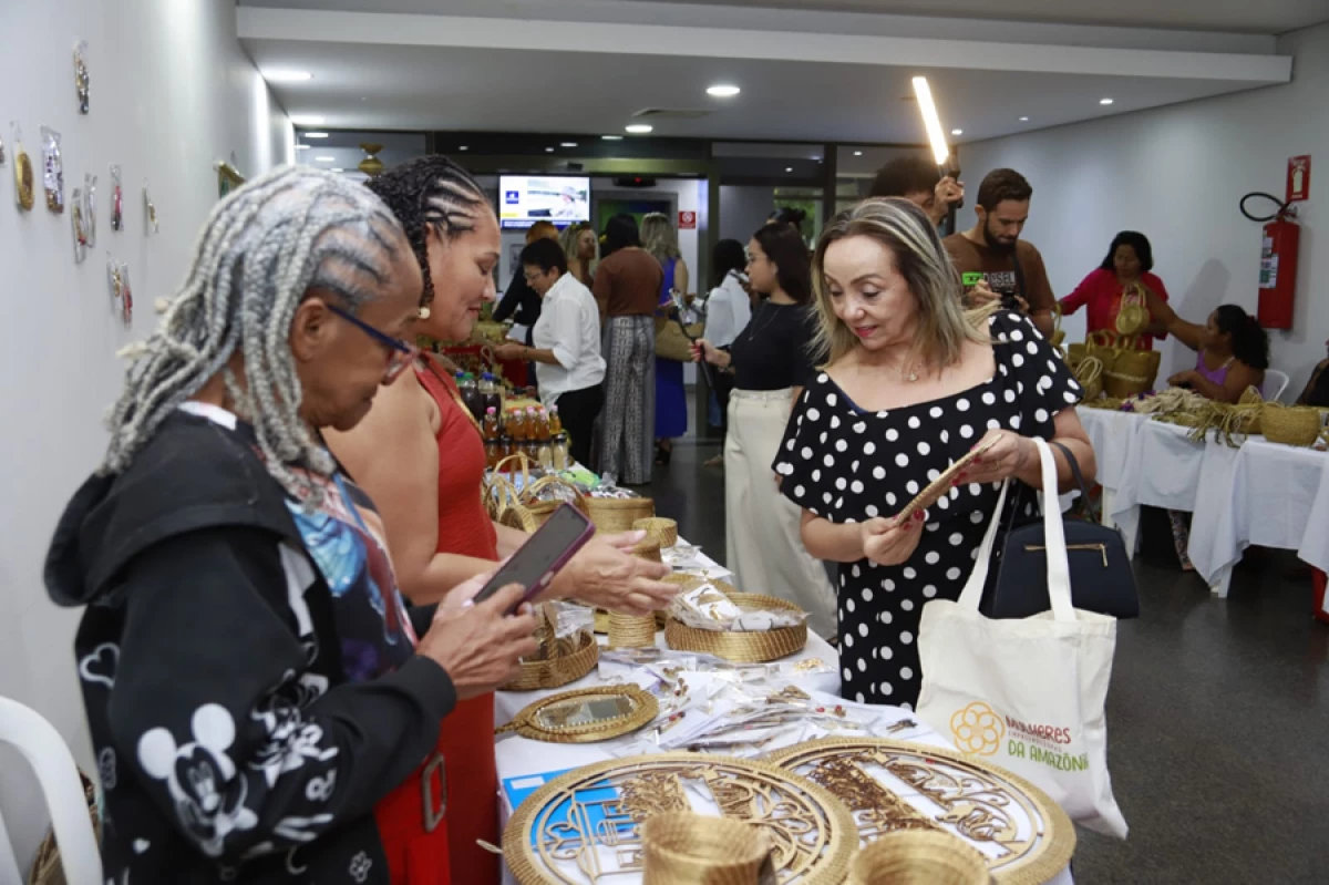 Assembleia Legislativa do Tocantins recebe feira com artesãs indígenas e quilombolas em Palmas